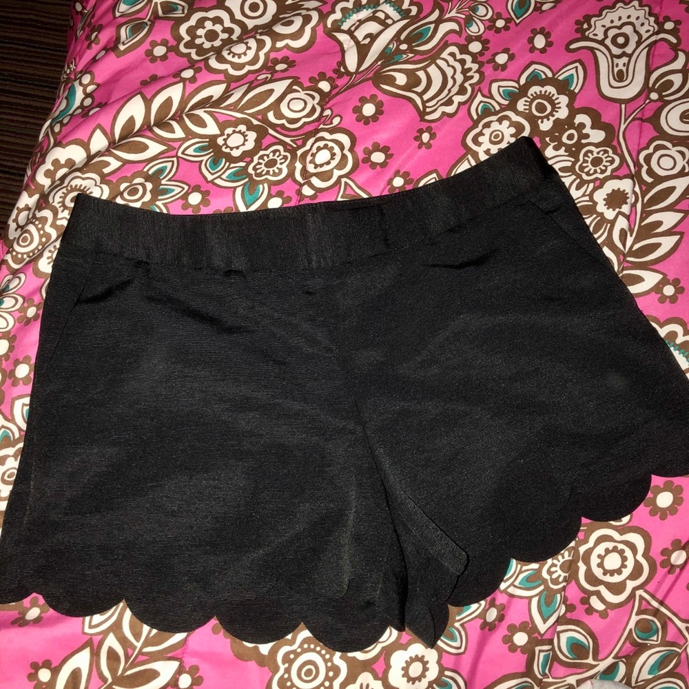 Black Scalloped Hem Women's Shorts